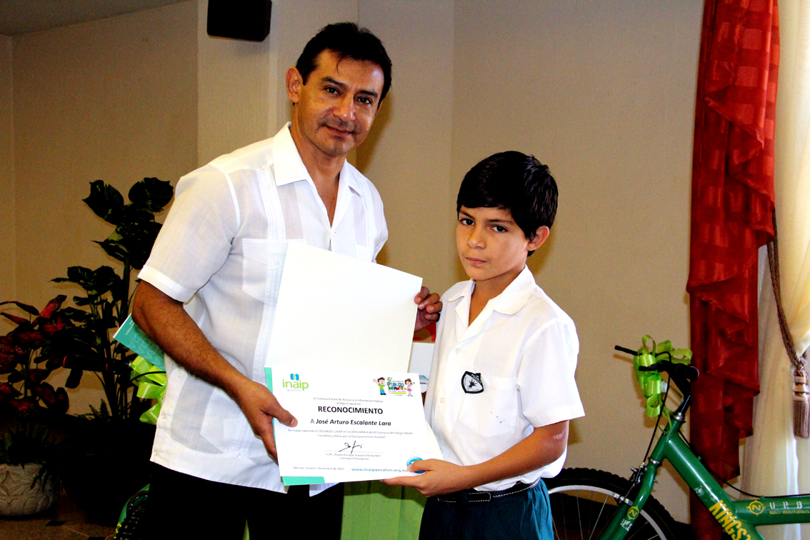 Victor May entregando un reconocimiento al segundo lugar de la categoría B.