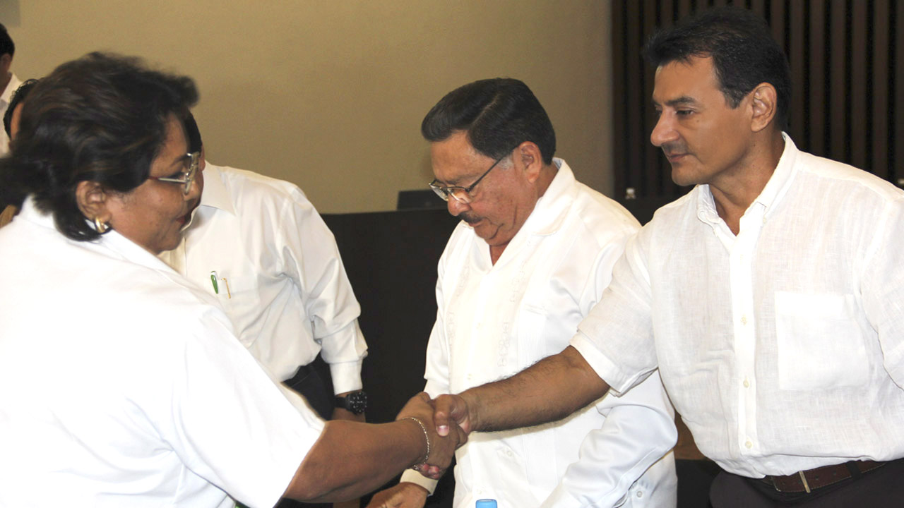 Consejero Victor May Vera con la docente Yumira Castillo Lara, del CBTIS No. 95