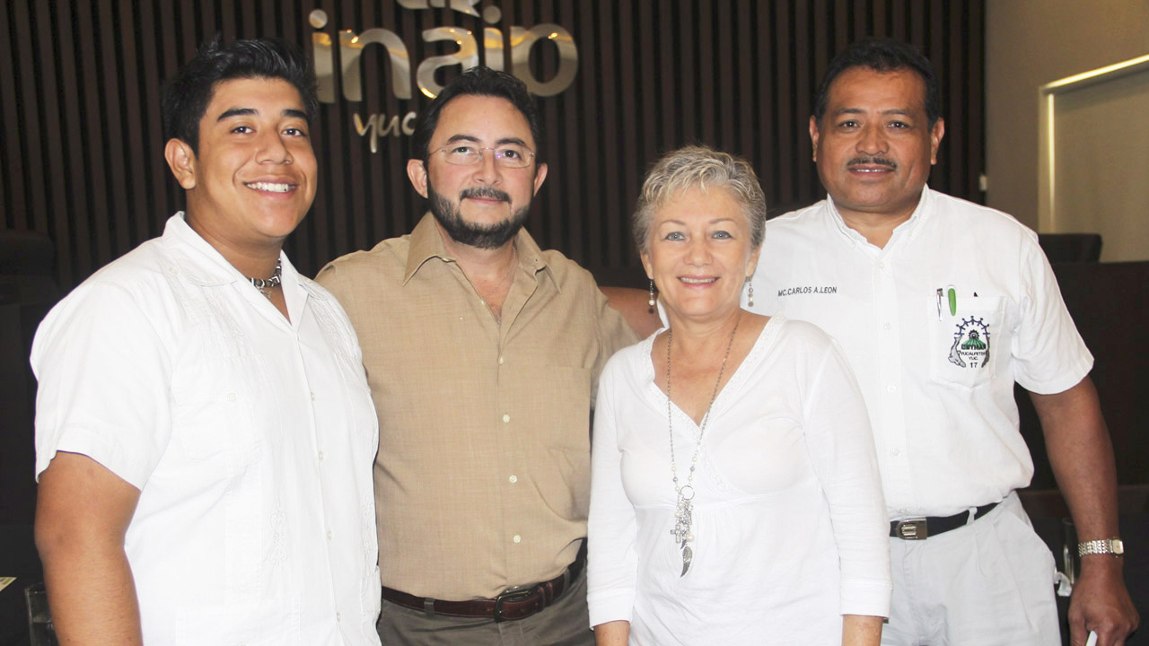 Consejero Presidente Álvaro Traconis Flores con representantes del CETMAR No. 17