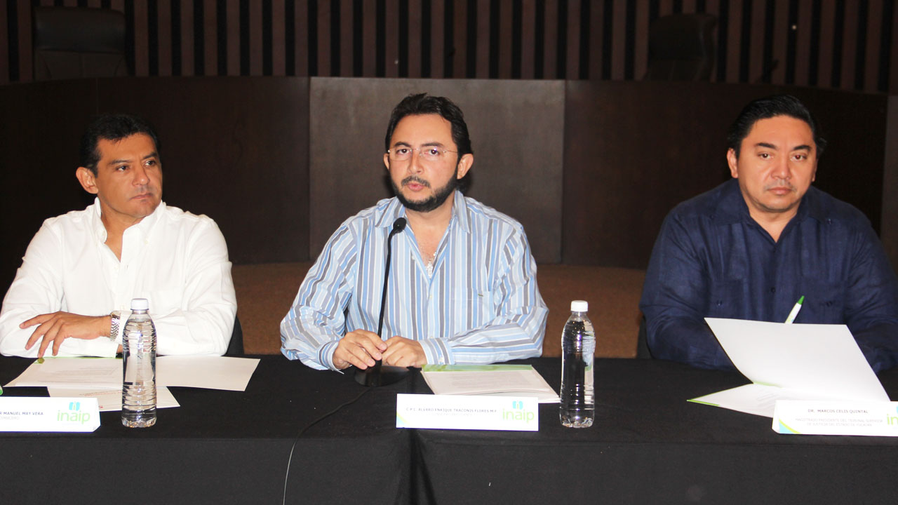 Álvaro Traconis Flores, acompañado del presidente del Tribunal Superior de Justicia Marcos Alejandro Celis Quintal y el Consejero Víctor May Vera