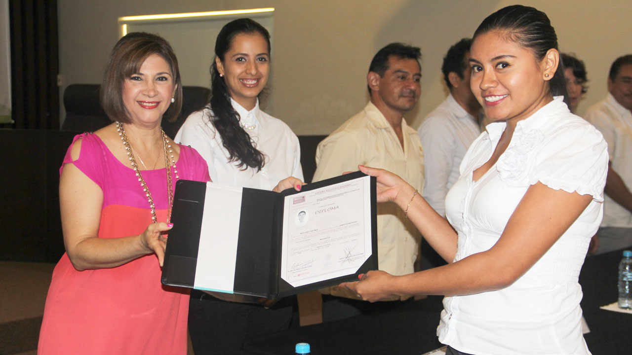 Aspectos generales de la entregan Certificados a la Primera Generación de la Especialización en Archivos.