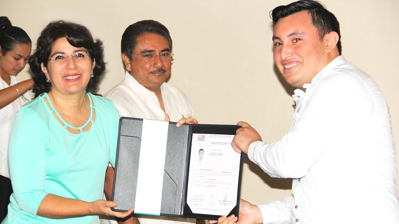 Aspectos generales de la entregan Certificados a la Primera Generación de la Especialización en Archivos.