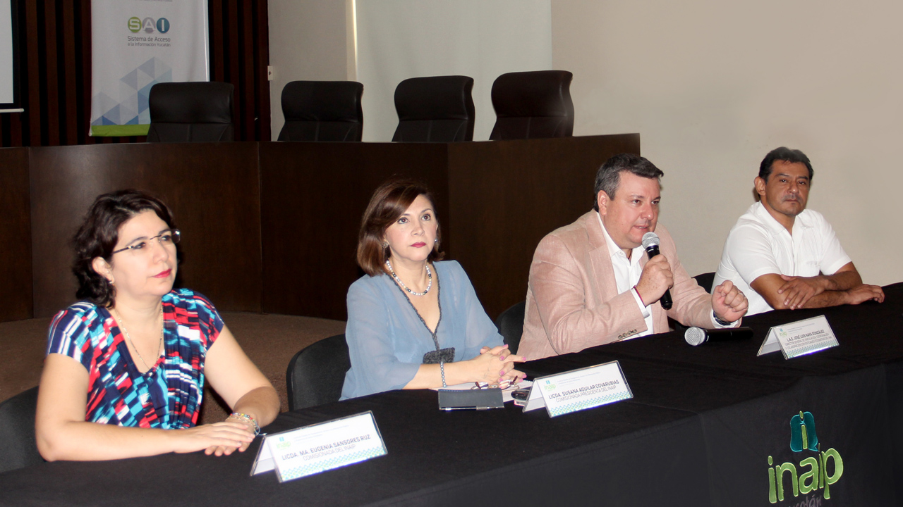 José Luis Naya González da la bienvenida a los asistentes a la jornada de talleres
