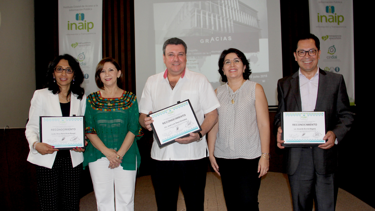 Las Comisionadas del INAIP entregan reconocimiento a los capacitadores de las jornadas en temas especializados en transparencia provenientes del INAI