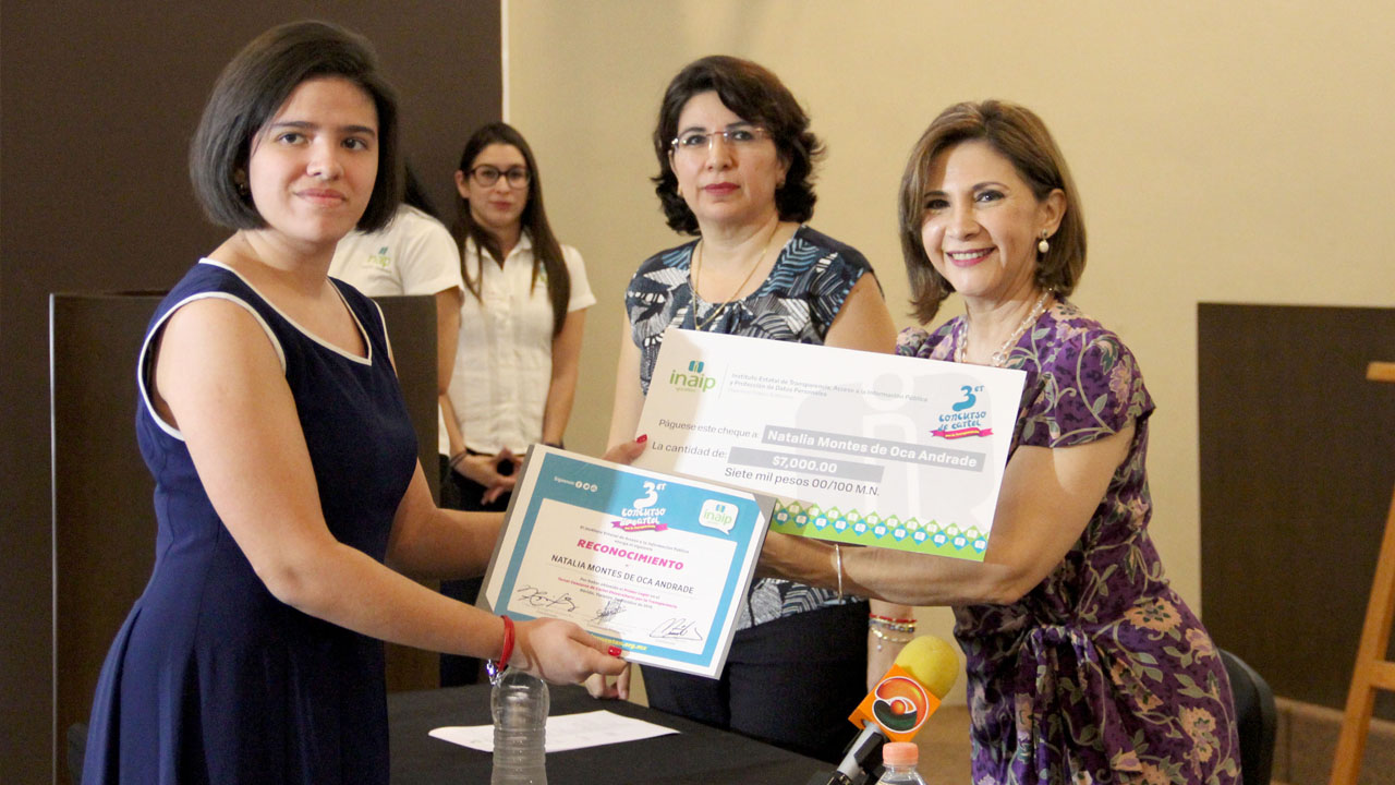 Natalia Montes de Oca, de la Universidad Anáhuac Mayab recibe el reconocimiento y premio por parte de la Comisionada Presidenta del INAIP, Susana Aguilar Covarrubias