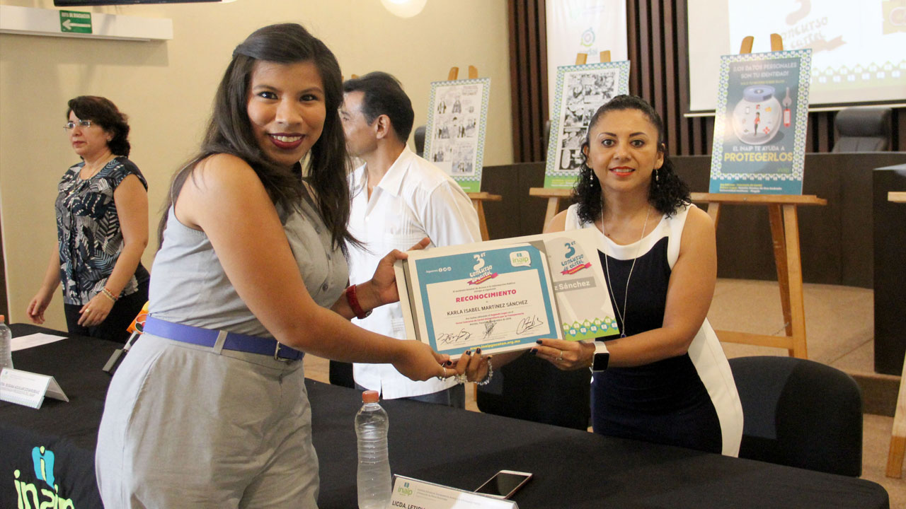 Karla Martínez, estudiante de derecho de la UADY se hizo acreedora de 3 mil pesos por haber obtenido el segundo lugar en el concurso de cartel universitario