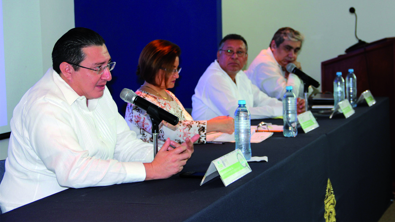 Tras la ceremonia protocolaria realizada en el Aula de Usos Múltiples de la Facultad, expertos en el tema desarrollaron una mesa panel con el tema Derecho a Saber.