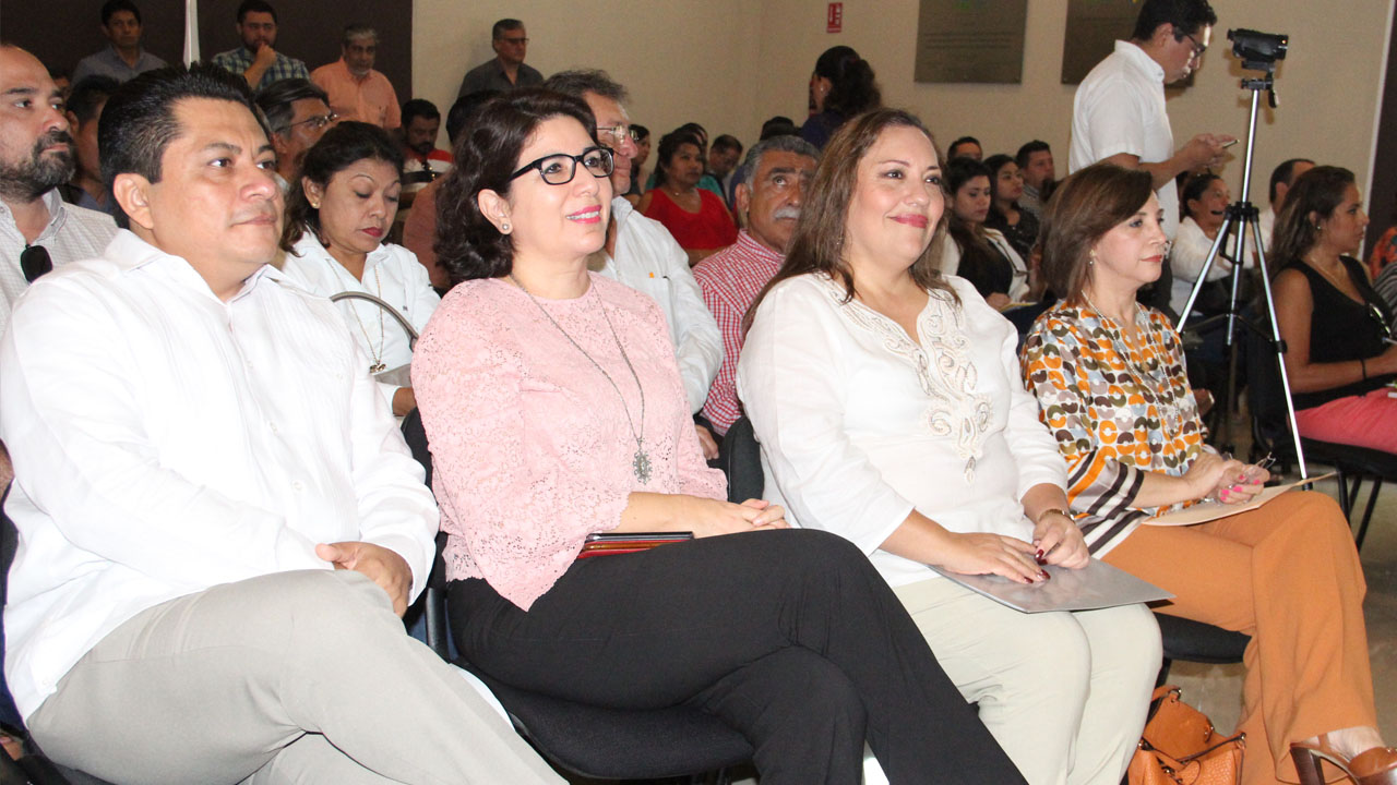 A la conferencia acudieron los Comisionados del Pleno del Instituto Estatal de Transparencia, Susana Aguilar Covarrubias, Maria Eugenia Sansores Ruz, y Aldrin Briceño Conrado