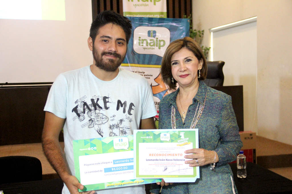 En cuanto al concurso de Cartel Universitario Leonardo Iván Nava Valencia, de la FCA de la UADY, recibió un cheque por 5 mil pesos al ganar el primer puesto.