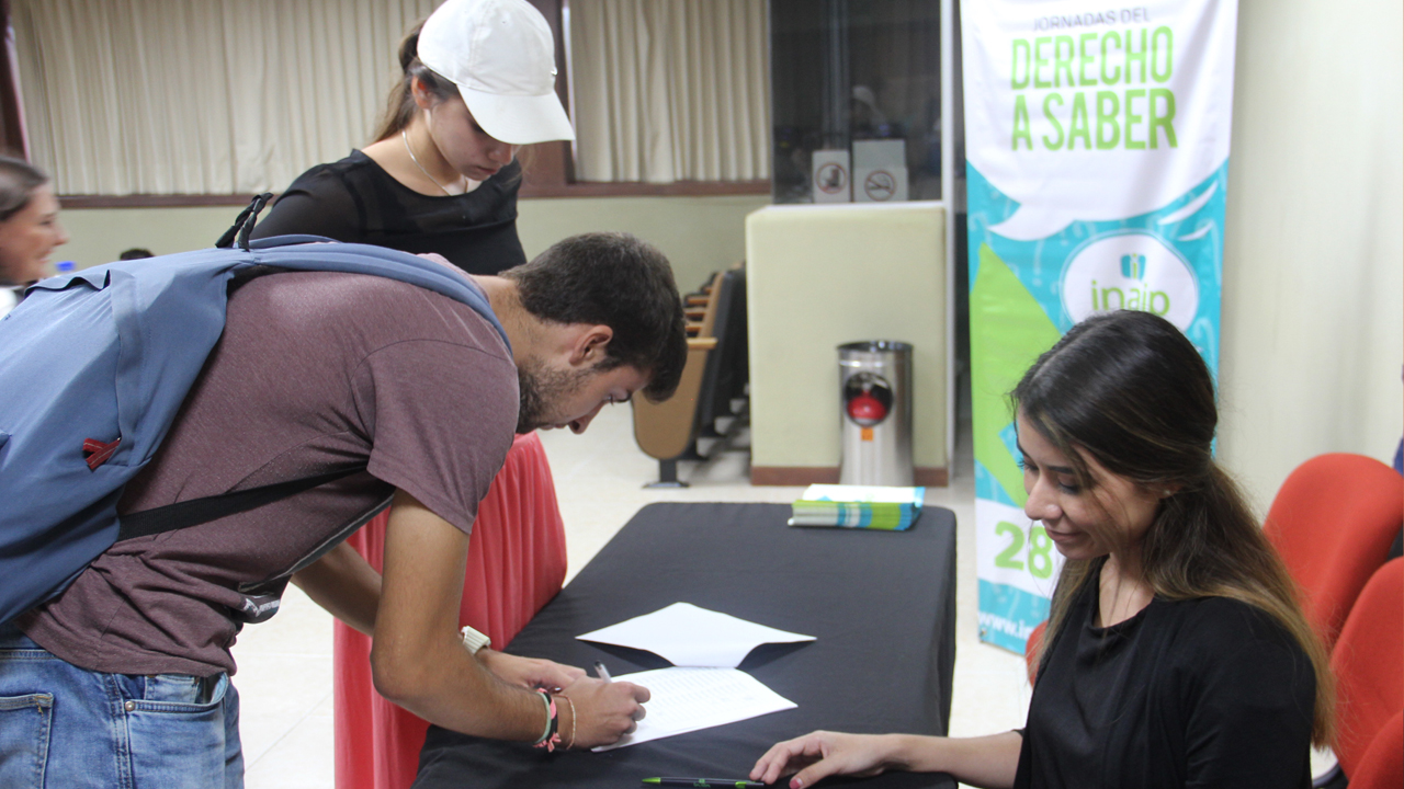 A los jóvenes presentes les hizo un llamado a participar en las diferentes actividades que realiza el Inaip Yucatán y a ejercer de manera responsable su derecho a saber.