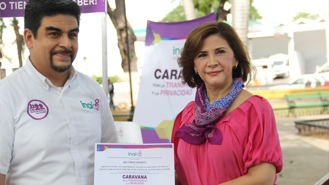 El coordinador de la Caravana de la Transparencia y la Privacidad, René Jiménez Flores, le entregó un reconocimiento a la comisionada presidenta del Inaip Yucatán, Susana Aguilar Covarrubias