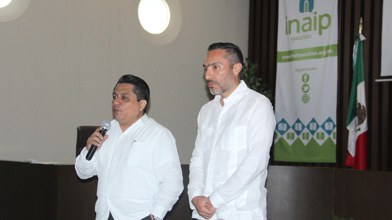 Taller Obligaciones en materia de protección de datos personales, impartido por el director de Director General de Normatividad y Consulta del INAI, Eduardo Martínez Rojas.