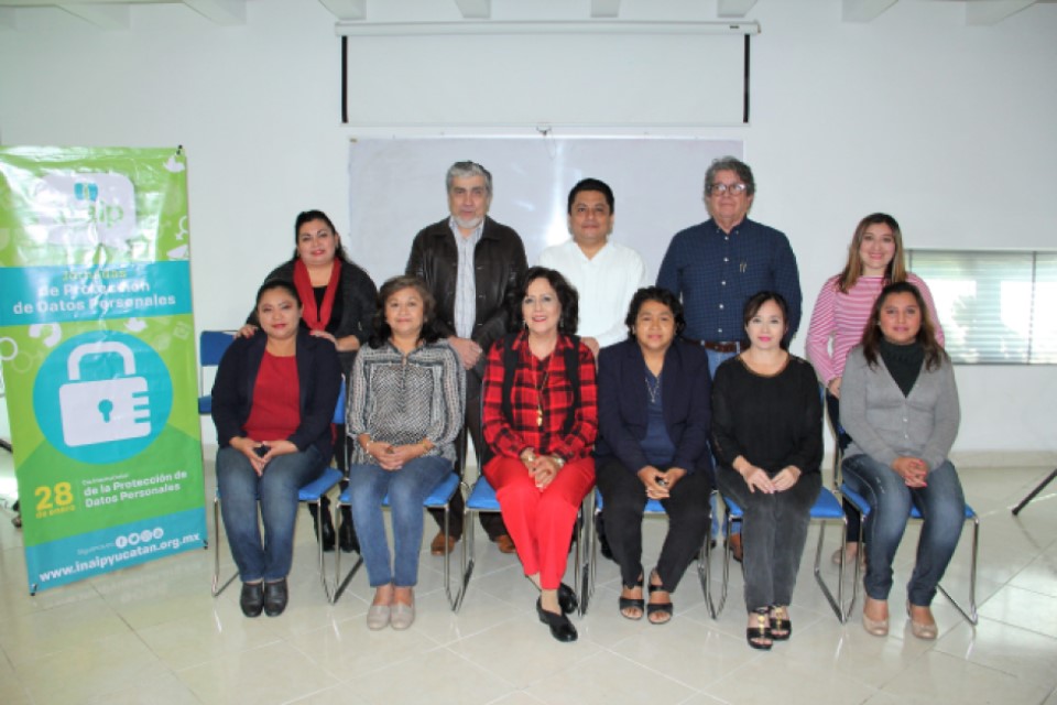En el marco de las Jornadas de Protección de Datos Personales 2019 del Inaip Yucatán, el Comisionado Presidente, Aldrin Martin Briceño Conrado, entregó material de difusión a coordinadoras de bibliotecas de la Universidad Autónoma de Yucatán (UADY).