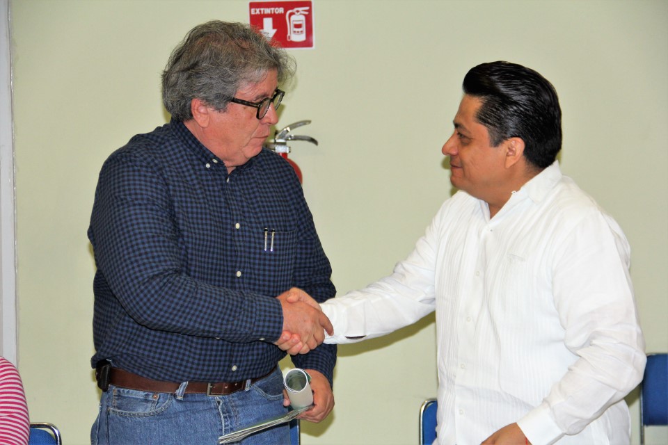 Al entregar el material, de manera simbólica, al Coordinador del Sistema Bibliotecario de la UADY, Alberto Arellano Rodríguez, Briceño Conrado resaltó la importancia de sensibilizar a los ciudadanos y capacitar a los sujetos obligados en la protección de 