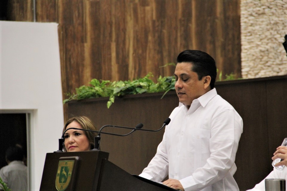 En presencia de los comisionados del Pleno del Inaip Yucatán, María Eugenia Sansores Ruz y Carlos Fernando Pavón Durán, aseguró frente a ciudadanos y autoridades presentes, que además de continuar promoviendo los derechos de acceso a la información públic