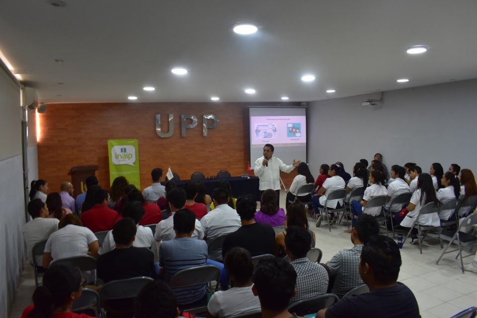 Al terminar el acto protocolario, Briceño Conrado ofreció a alumnos de las carreras de Derecho, Administración, Psicología y Nutrición, además de parte del cuerpo académico, la plática Acceso a la Información y Protección de Datos Personales.