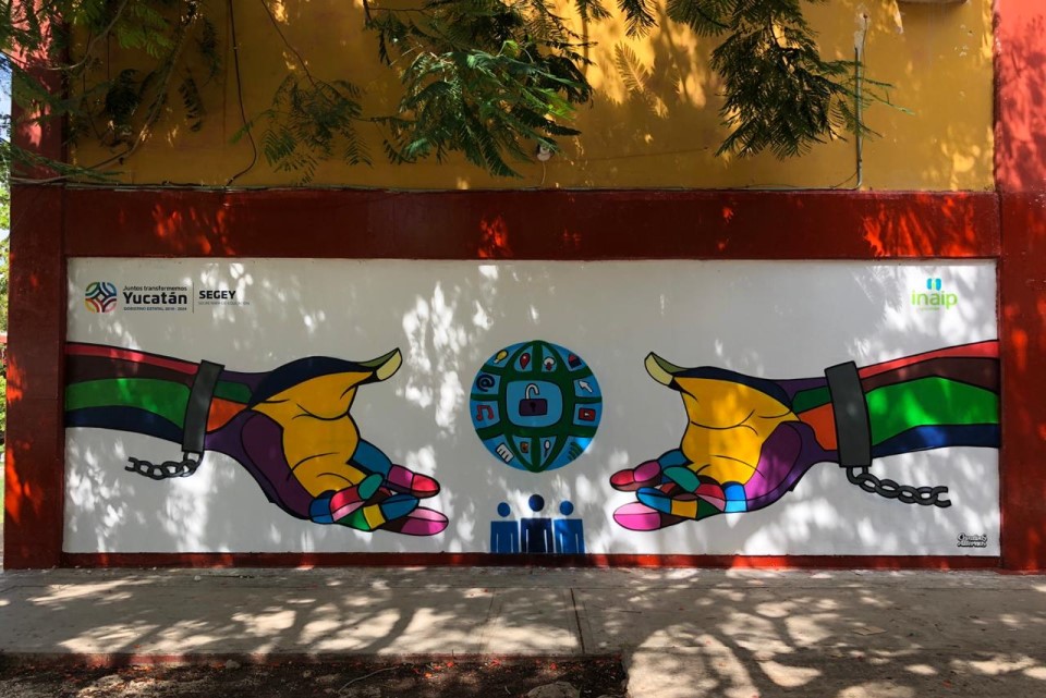 El mural se entregó al plantel dirigido por Jorge Sánchez Bautista, ante el inspector de la Zona Escolar 01 de Educación Secundaria, Gonzalo Priego Lewis. El arte estuvo a cargo del colectivo yucateco Creativos Alternos, con el apoyo de cinco alumnas, qui